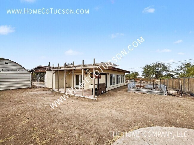 Building Photo - 2320 W Calle Grato