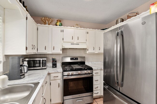 Building Photo - Beautiful 4/3 home With Attached Mother In...