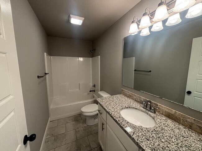 Building Photo - 4 Bedroom 3 Full bath Dream home located i...