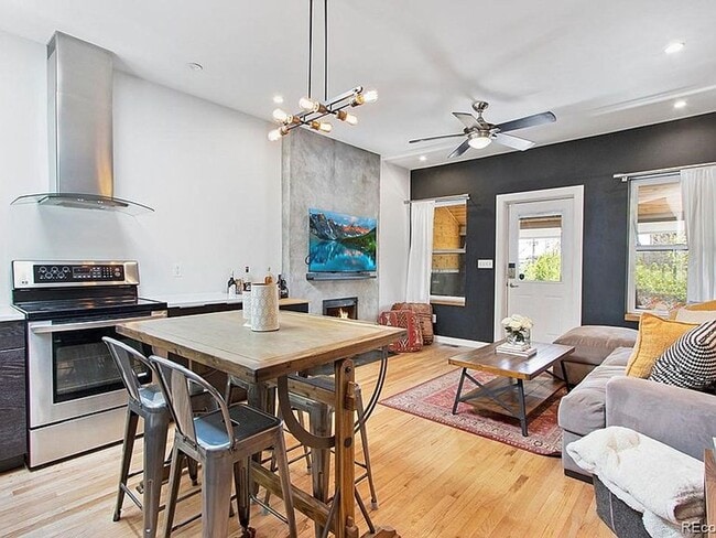 Building Photo - In the Heart of Highlands 2 Bedroom 1 Bath Row Home!