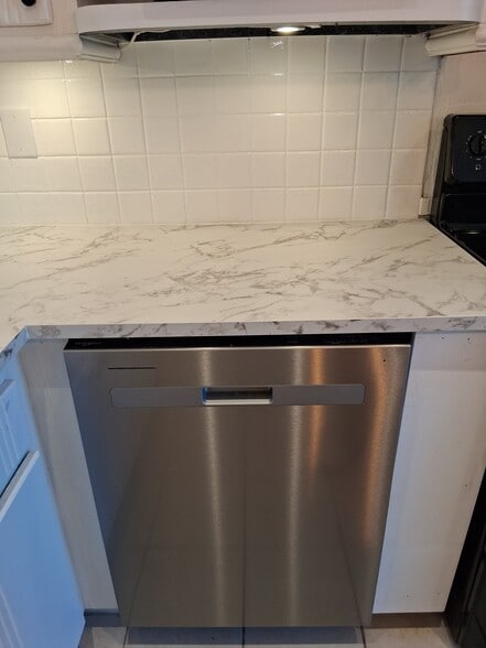 Building Photo - 1100 NE 9th Ave