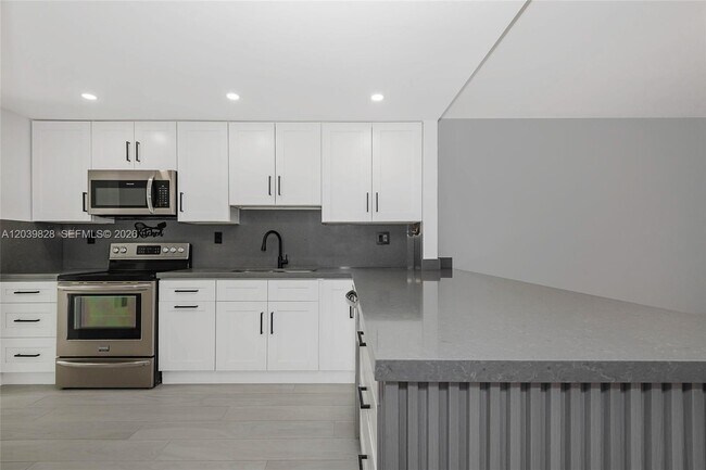 Building Photo - 6653 SW 140th Ave