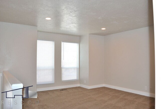 Building Photo - Main St Duplex