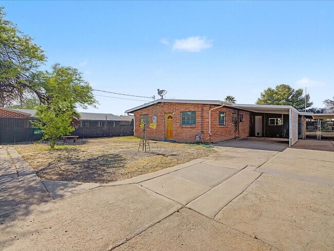Building Photo - Charming 3-Bedroom Home with Spacious Yard & Versatile Storage!
