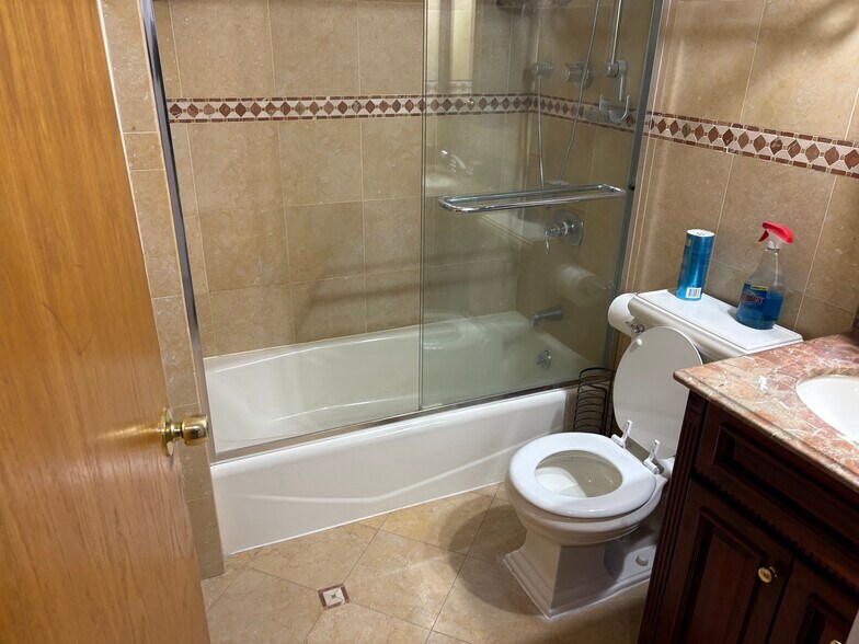 Bathrm - 3055 32nd St