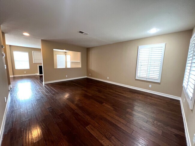 Building Photo - Tustin 3 bed 2.5 bath + office and bonus room