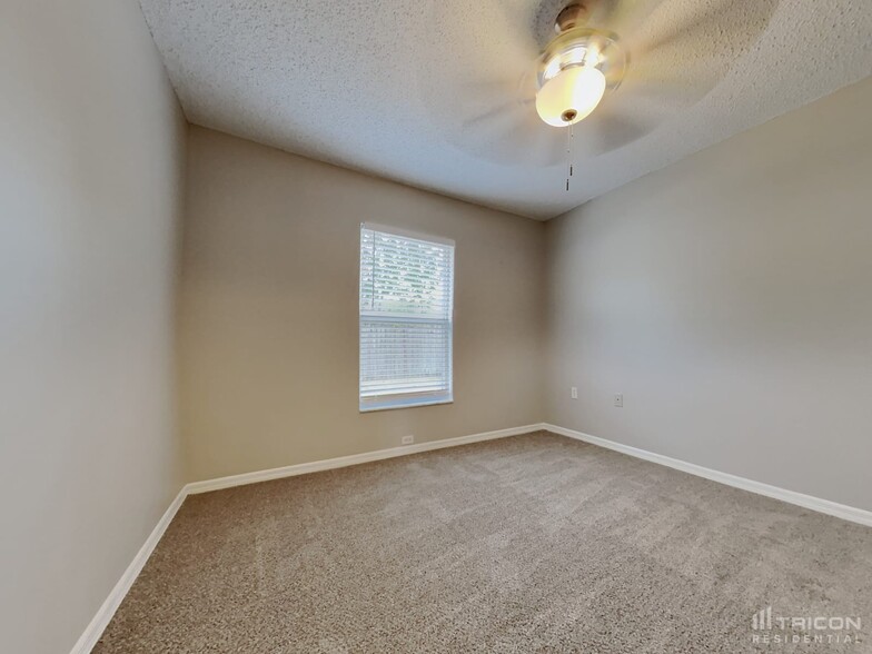 Building Photo - 605 Lakemont Dr