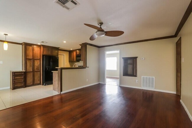 Building Photo - 5751 Oakham St
