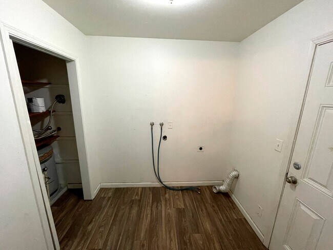 Building Photo - Fantastic 1 Bedroom Apartment in St Johns with Updated Kitchen