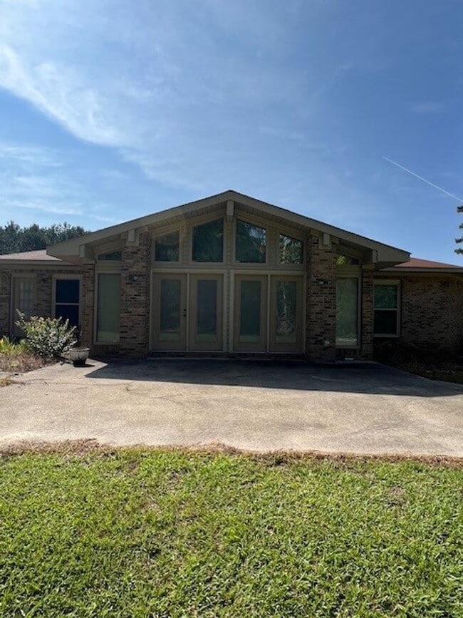 Building Photo - 3 Bedroom, 3 Bath Home in Dearing