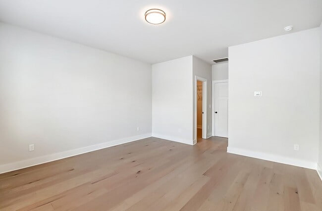 Building Photo - NEW TOWNHOME W/ ROOFTOP TERRACE @ 5West Te...