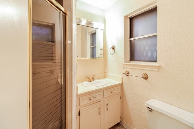 Building Photo - 353 Dawn Hill Dr