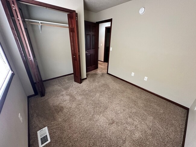 Building Photo - 3 Bedroom Townhome!