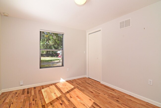 Building Photo - 1319 Francis Ave