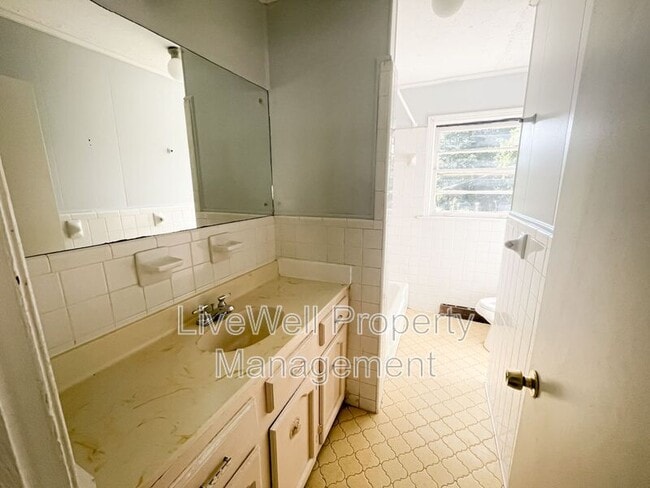 Building Photo - 1005 Cook Dr