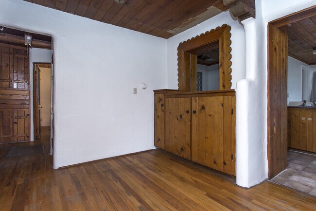 Building Photo - NE 2 Bedroom 1 1/2 Bath