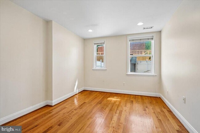 Building Photo - 1339 C St NE