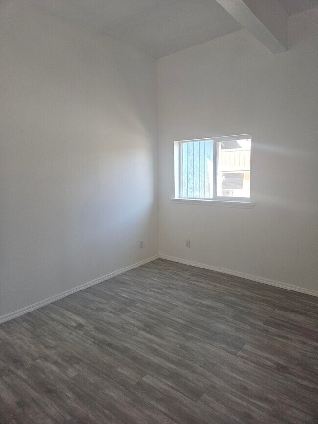 Building Photo - 703