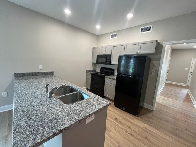 Building Photo - 215/217 N Elm St