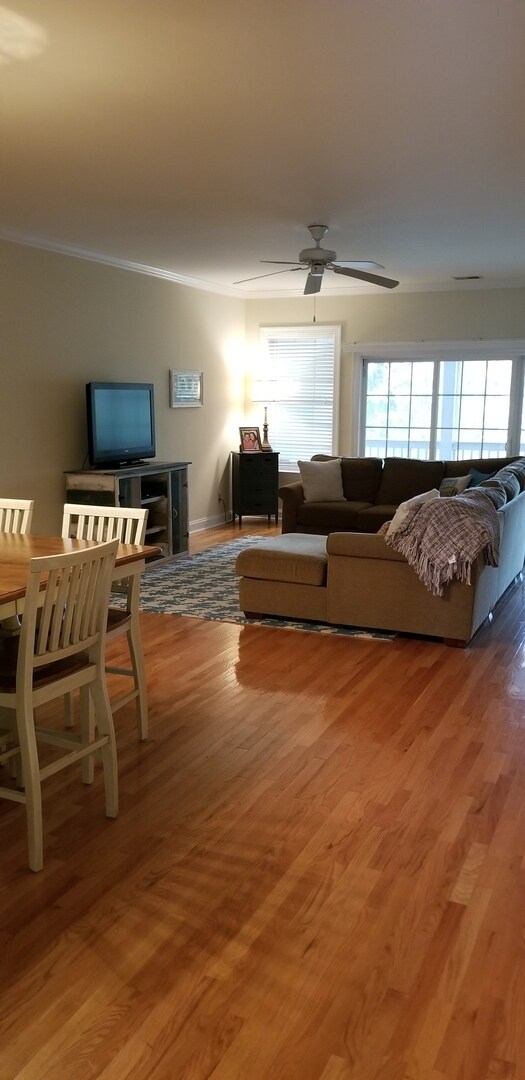 Building Photo - Beautiful Town-home in much sought after S...