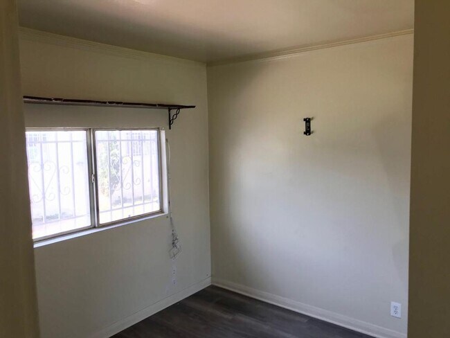 Building Photo - 1059 W 253rd St