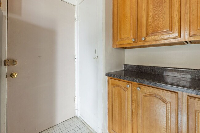 Building Photo - 940 E 48th St