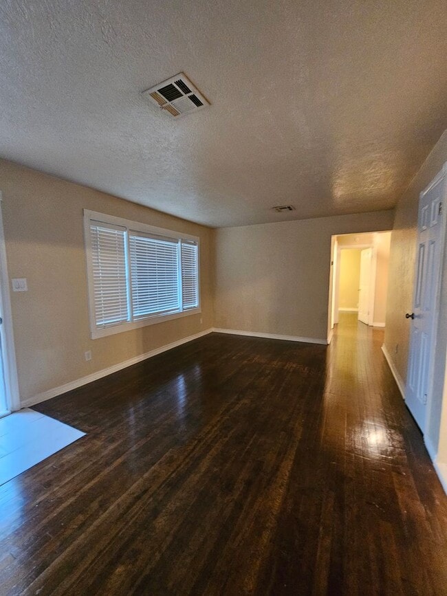 Building Photo - (4) Bed/(2) Bath Close to Campus! Avail NOW!