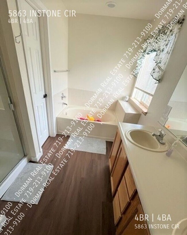 Building Photo - 5863 Instone Cir