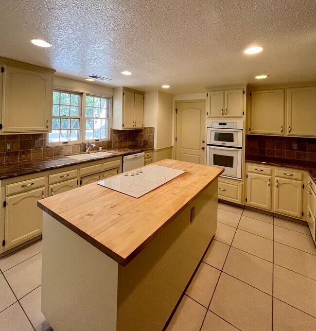 Building Photo - San Gabriel