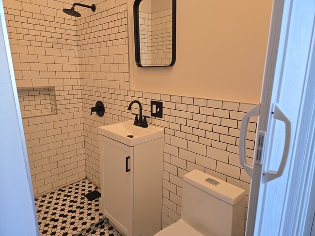 Building Photo - 2417 W Arthington St