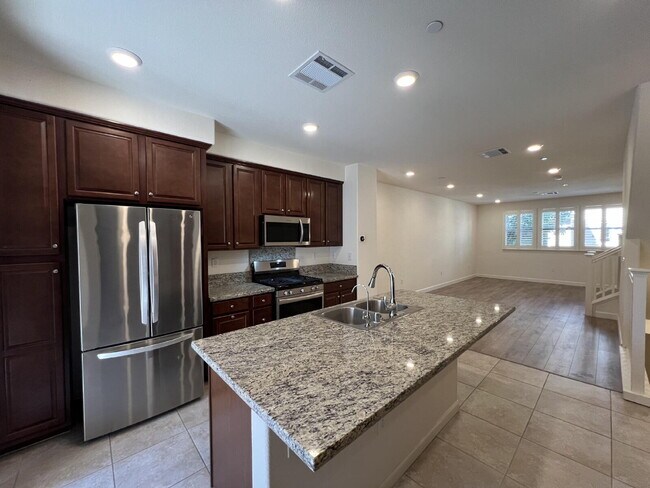 Building Photo - Spacious 2 Bedroom Townhome in San Jose