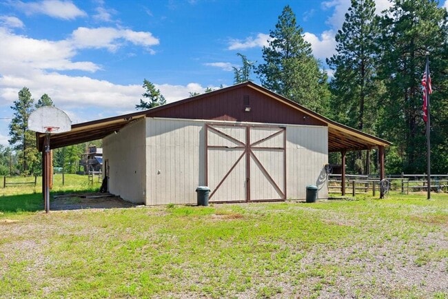 Building Photo - Incredible piece of Montana Paradise