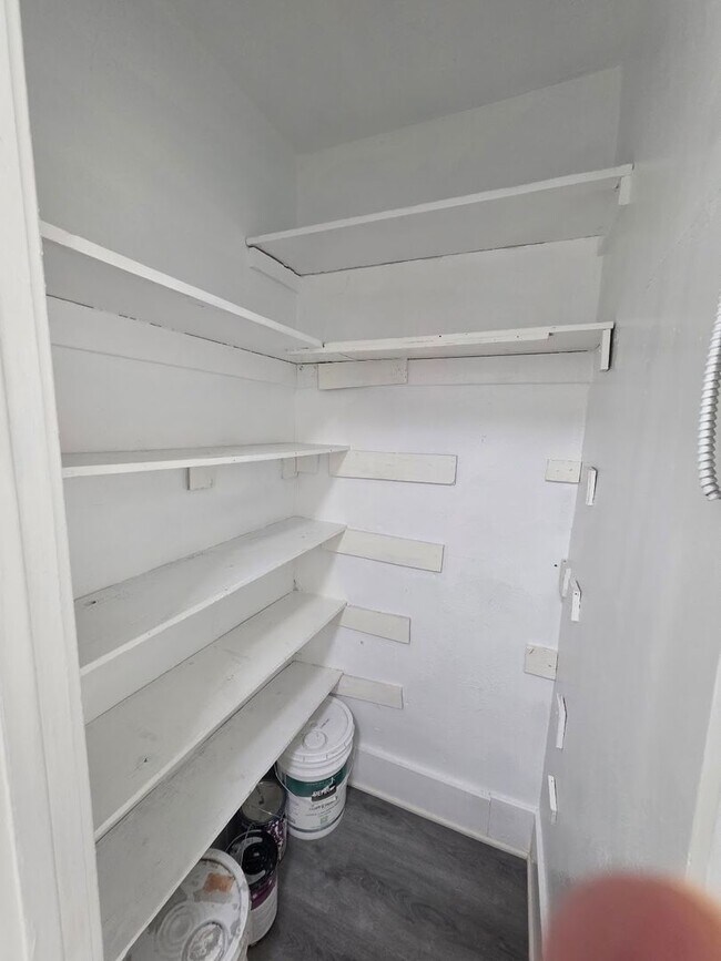 Building Photo - UPGRADED AND FRESH UPPER 1BD/1BA DOWNTOWN ...