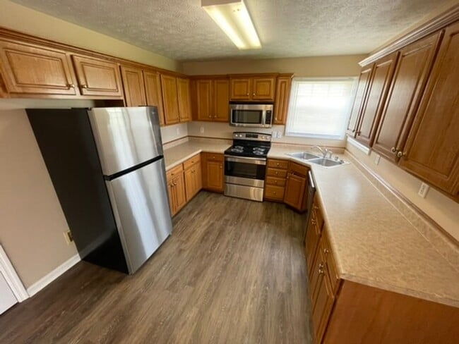 Building Photo - Large Home in Shelbyville For Rent