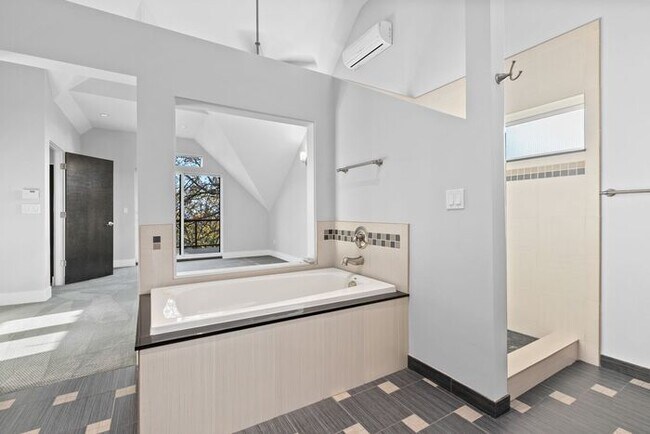 Building Photo - Luxurious Air-Conditioned Leschi View Townhome