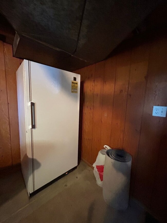Building Photo - Charming 3 Bedroom Home with Large Heated ...
