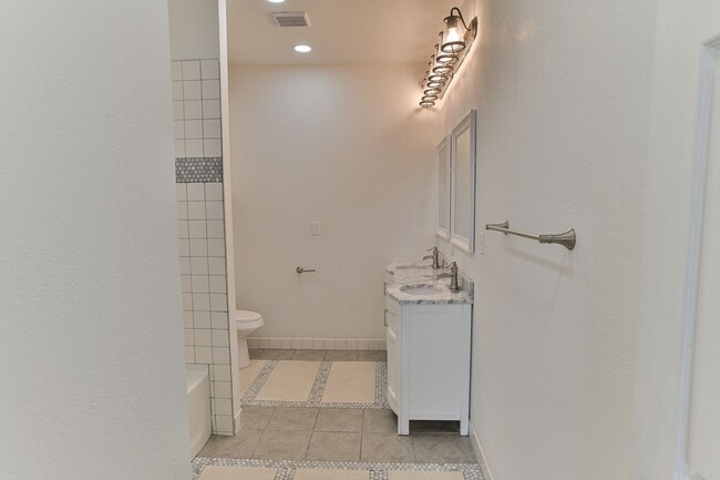 Building Photo - 4 Bedroom Single Family Home on Susquehann...