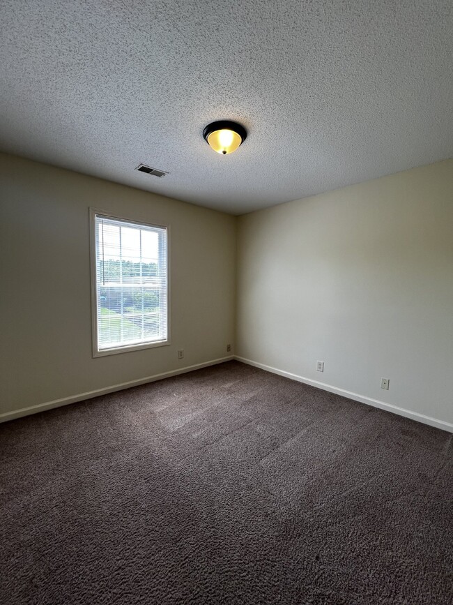 Building Photo - Charming 3 Bed, 2.5 Bath Home in Clarksvil...