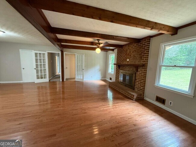 Building Photo - 3155 Oak Dr