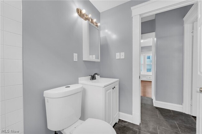 Building Photo - 1239 W 115th St