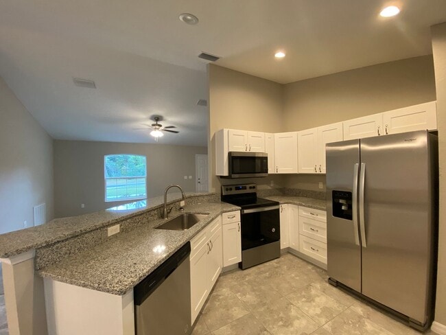 Building Photo - Custom Home - Desirable SW Ocala neighborhood 3/2/2 ** Wont Last**