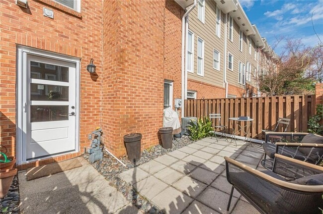 Building Photo - 656 Park Village Dr NE