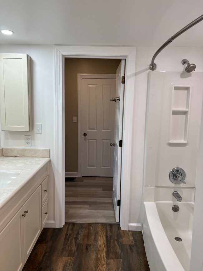 Bathroom - 2 - 149 W Kenilworth Cir