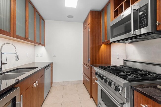 Building Photo - 2 bedroom in New York NY 10022