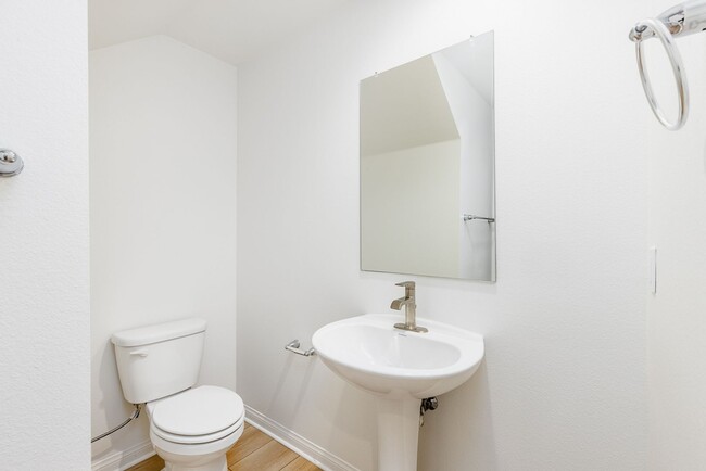 Building Photo - Beautiful 4Br/3.5Ba Townhome - Brand New C...