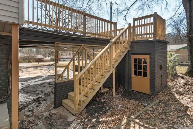 Building Photo - 2014 W Lakeview