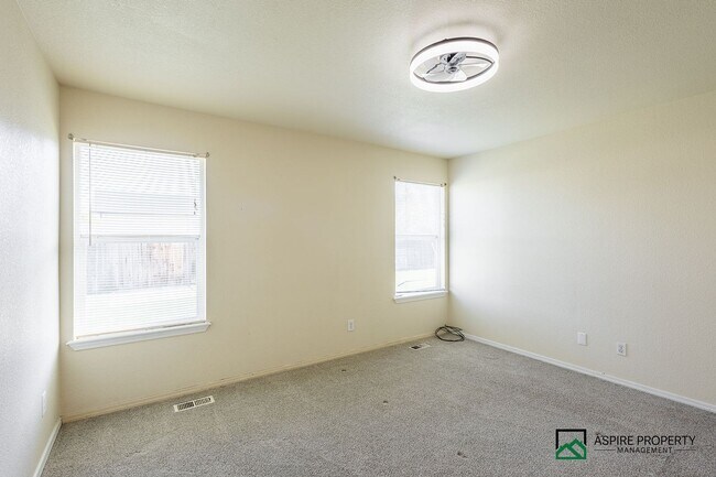 Building Photo - 3 bed 2 bath home