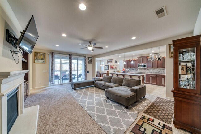 Building Photo - Beautiful 5 bedroom / 4 bath near Clovis East