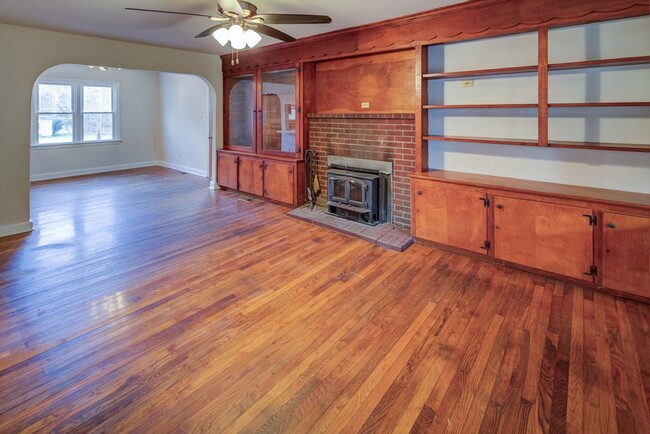 Building Photo - Charming Cecil Cape Cod Showing Saturday 12/13 9am-9:15am