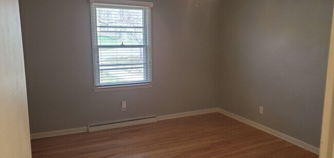 Building Photo - 4 bd, 2 ba, old SW Columbia, corner lot, great shape, fenced, hardwoods, W/D